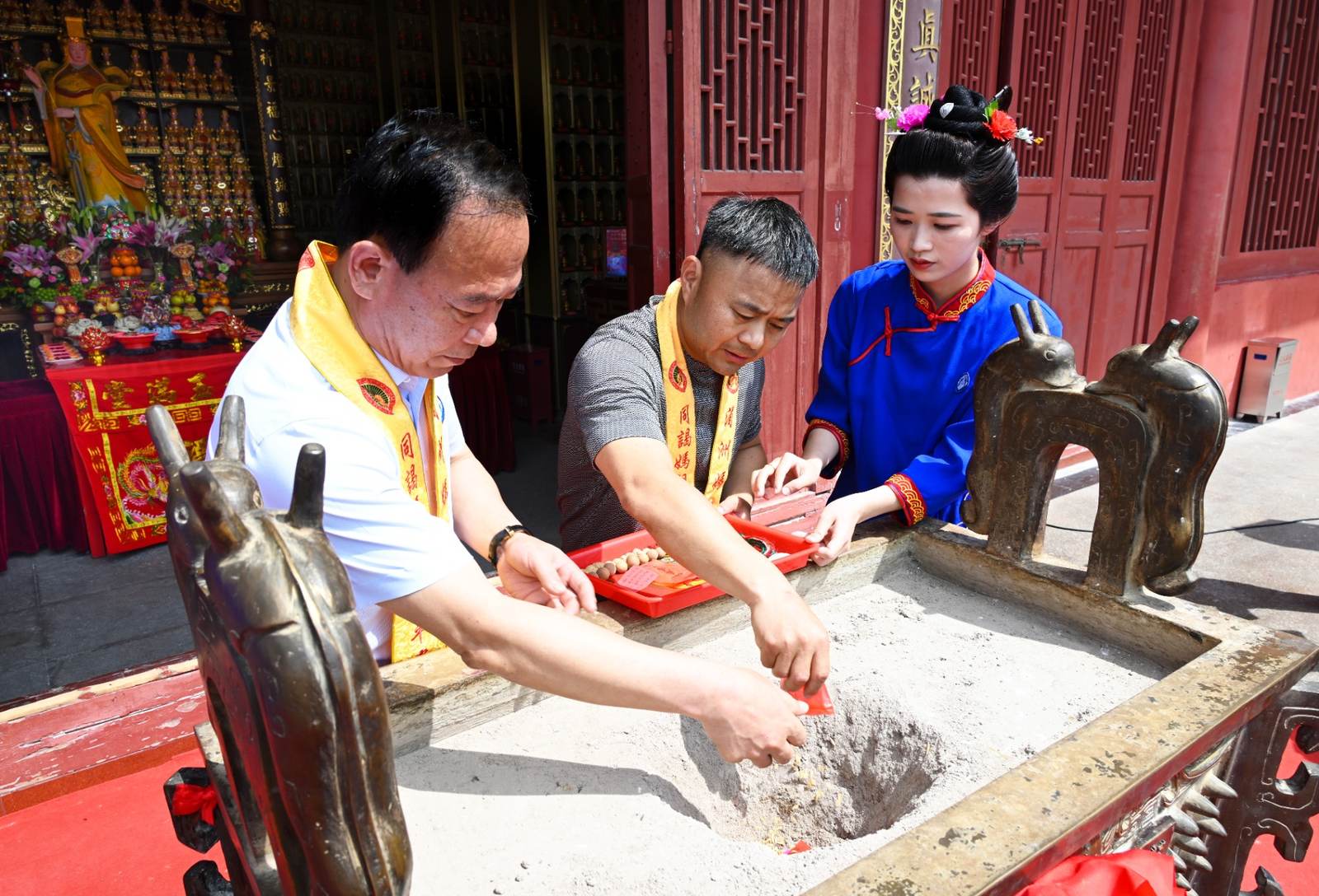The Dedication and Installation Ceremony for the Incense Burner at the Praying Hall of the Meizhou Mazu Ancestral Temple was solemnly held - image 5