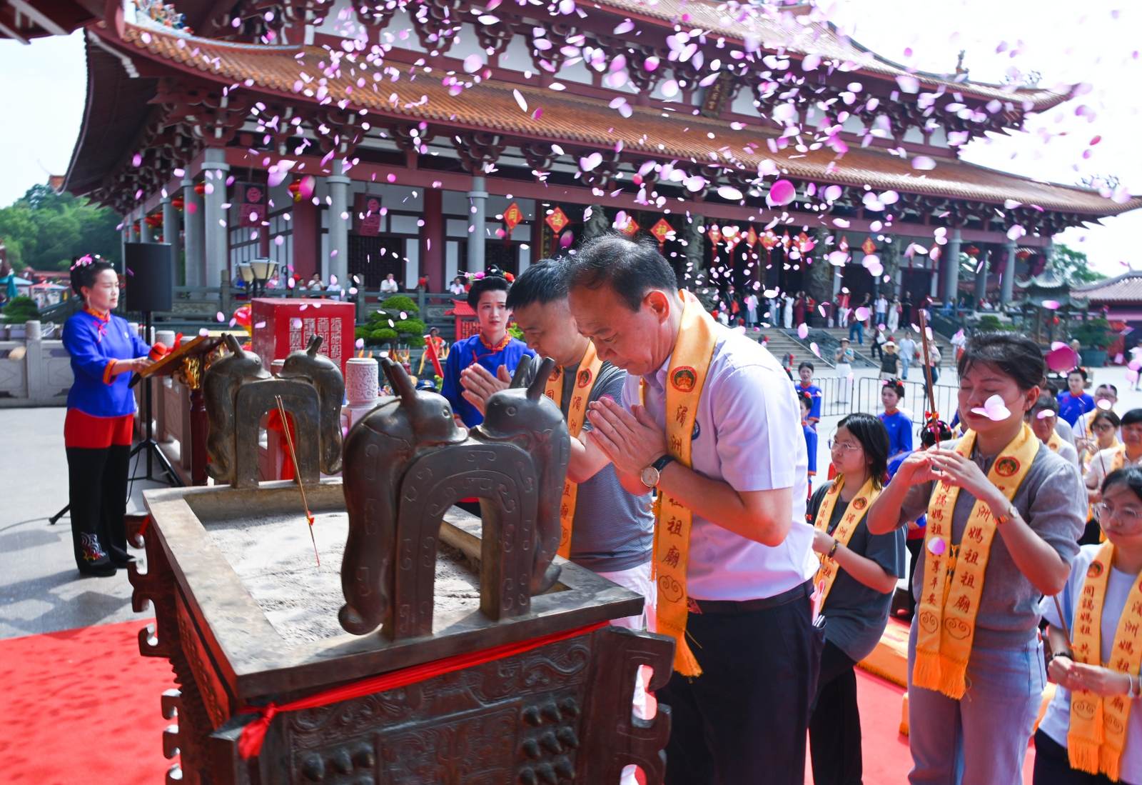 The Dedication and Installation Ceremony for the Incense Burner at the Praying Hall of the Meizhou Mazu Ancestral Temple was solemnly held - image 6