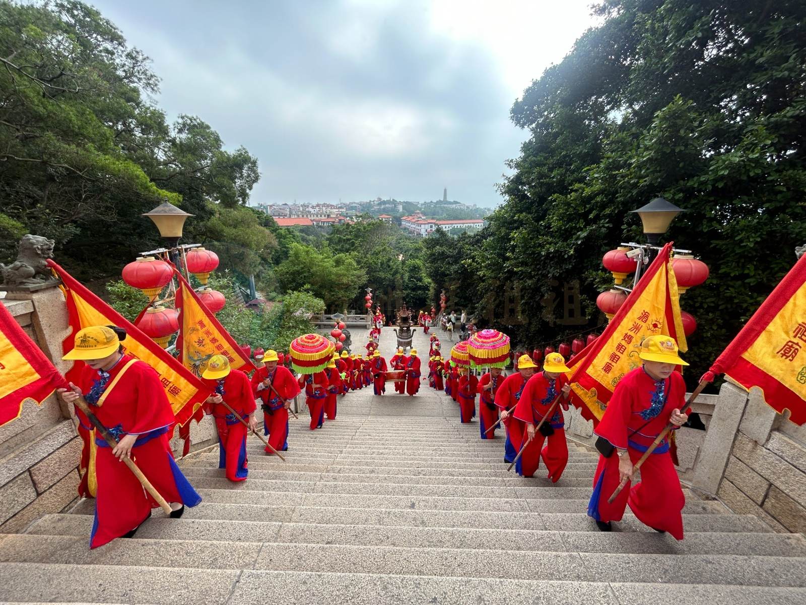 Mazu Returns Home | Mazu cultural groups from Guangdong, Fujian, and other places paid homage and offered incense at Meizhou Mazu Temple - image 1