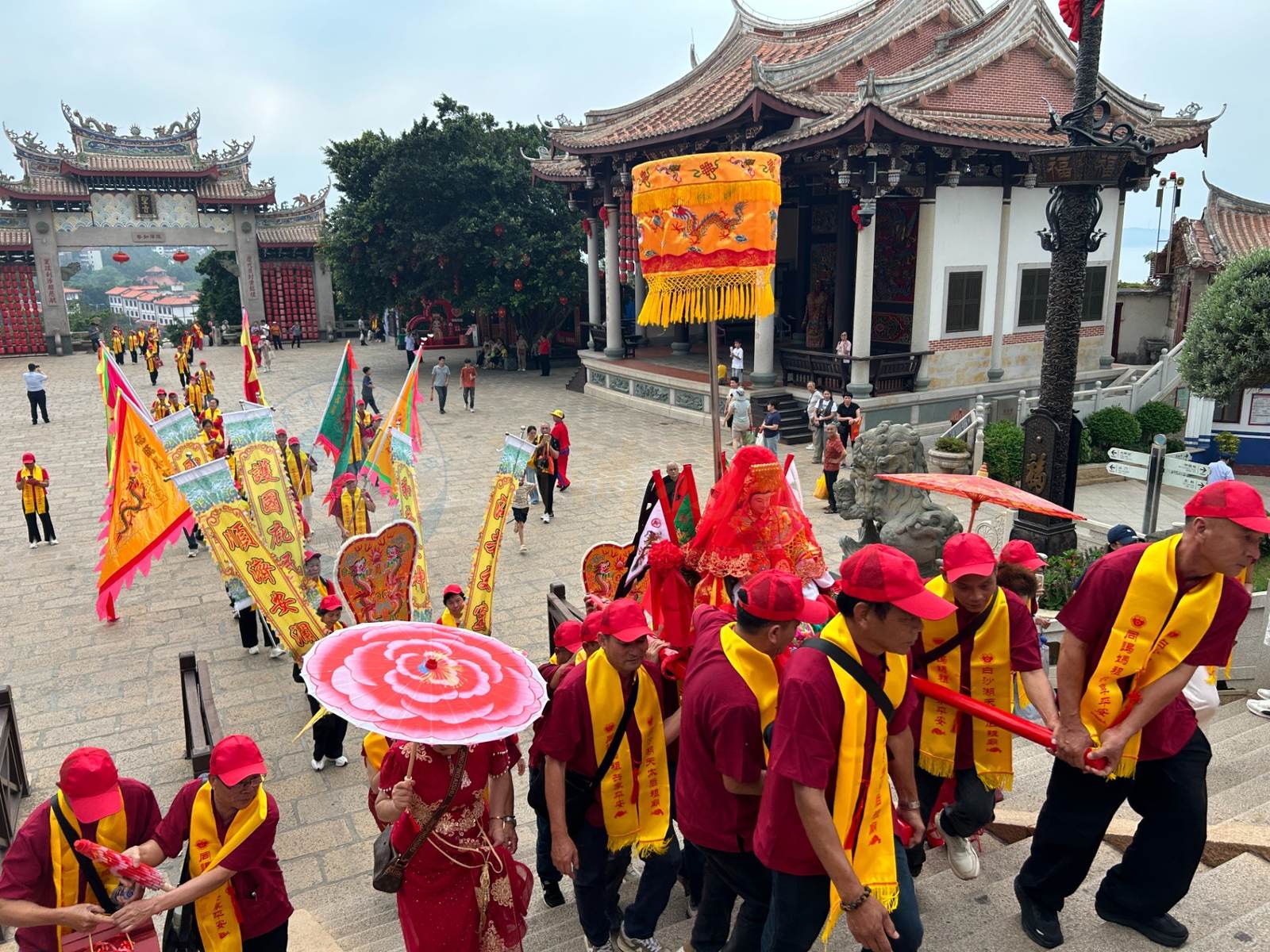 Mazu Returns Home | Mazu cultural groups from Guangdong, Fujian, and other places paid homage and offered incense at Meizhou Mazu Temple - image 2
