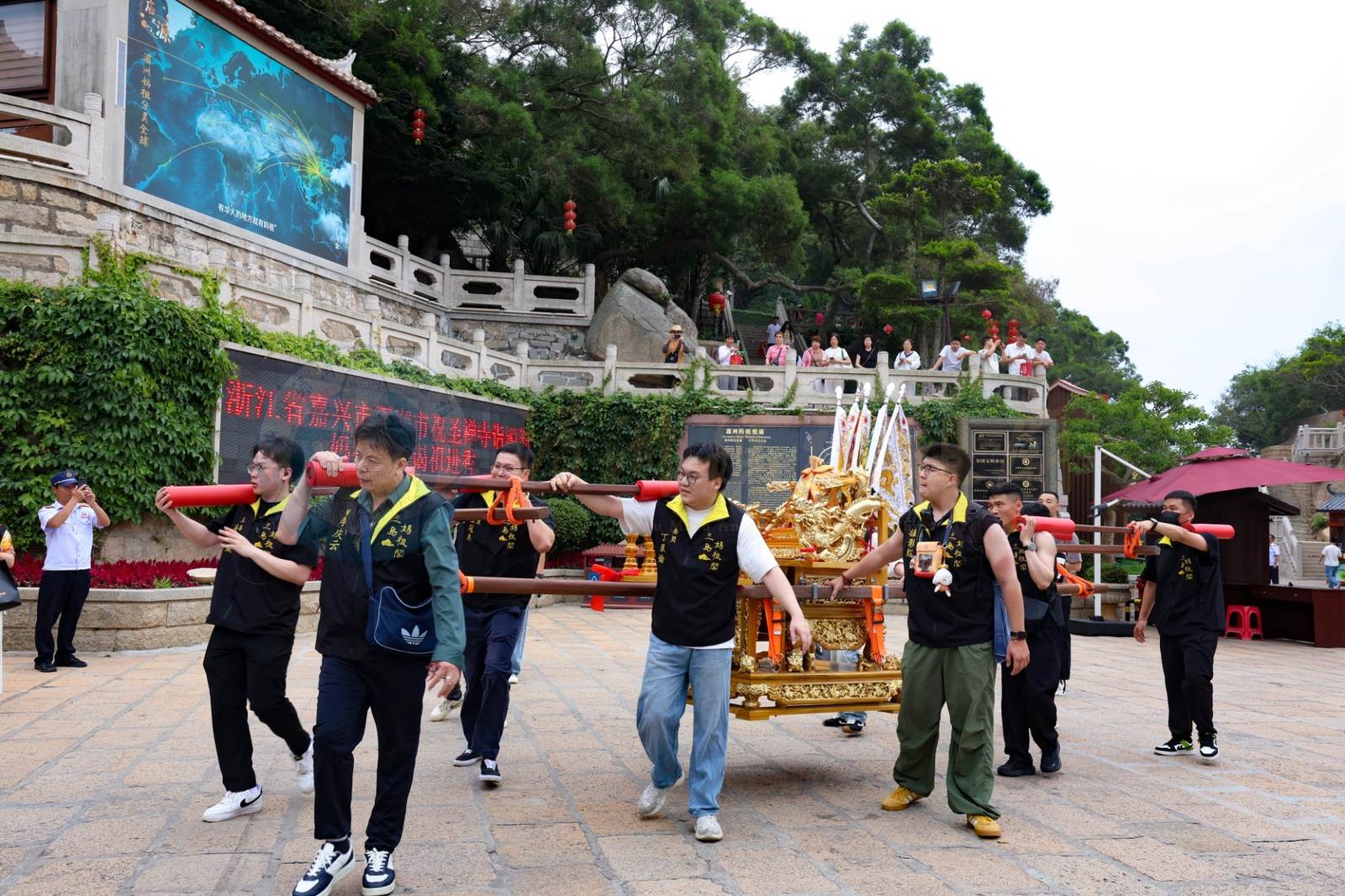 Mazu Returns Home | Mazu cultural groups from Guangdong, Fujian, and other places paid homage and offered incense at Meizhou Mazu Temple - image 7
