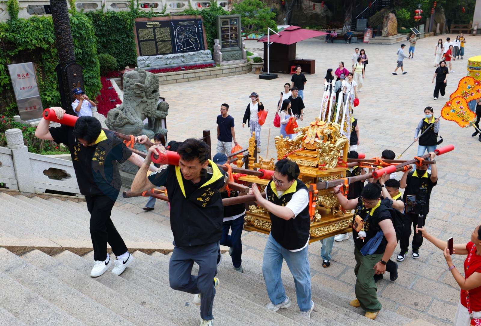 Mazu Returns Home | Mazu cultural groups from Guangdong, Fujian, and other places paid homage and offered incense at Meizhou Mazu Temple - image 8
