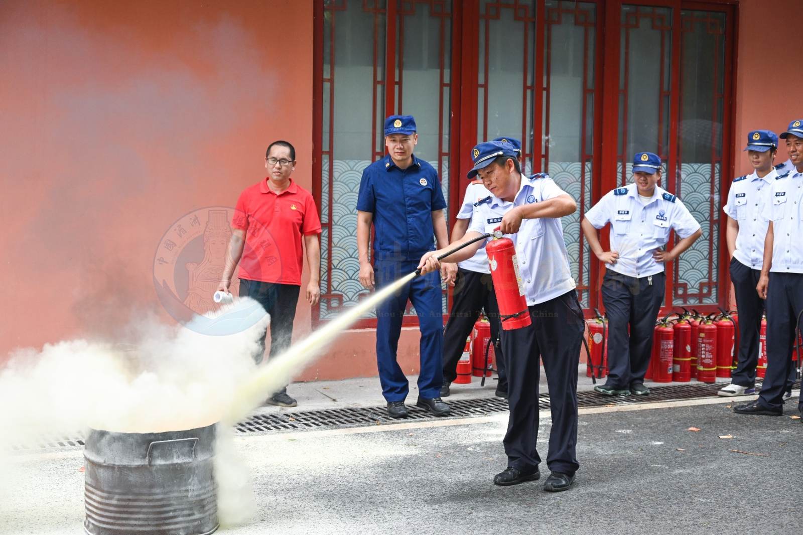 Ancestral Temple Scenic Area Carries Out Hands-On Firefighting Equipment Training - image 5