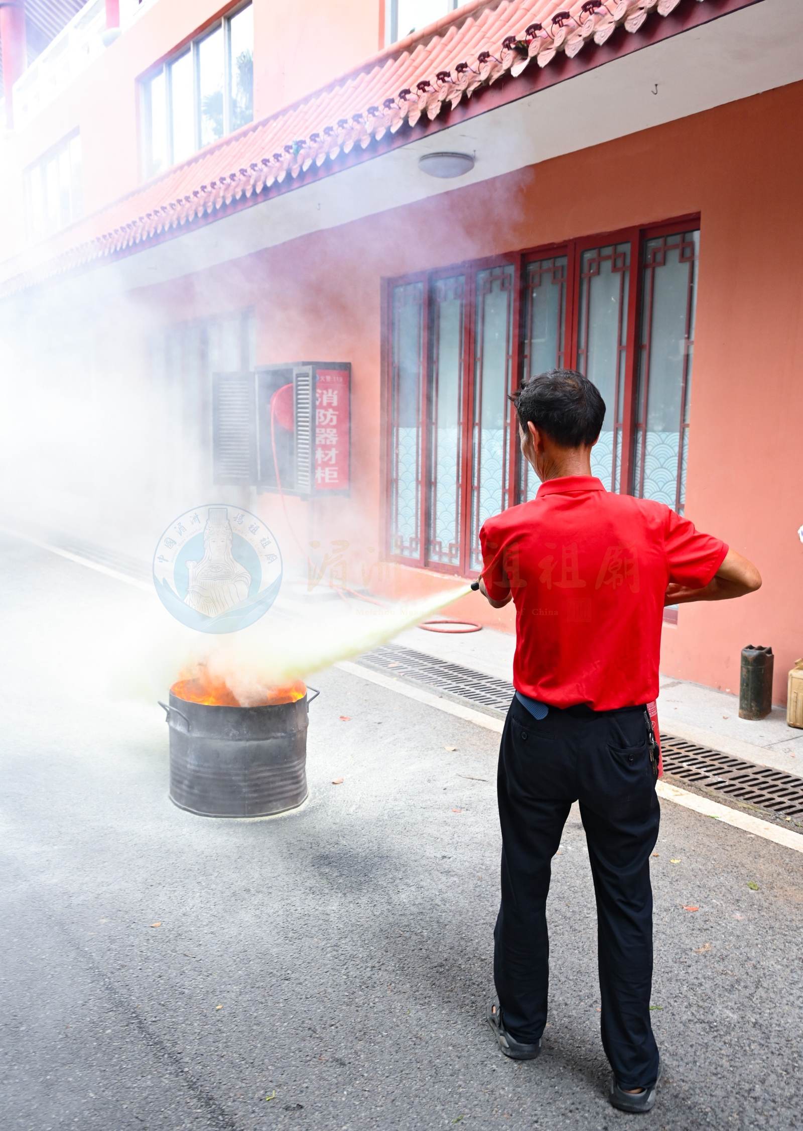 Ancestral Temple Scenic Area Carries Out Hands-On Firefighting Equipment Training - image 7