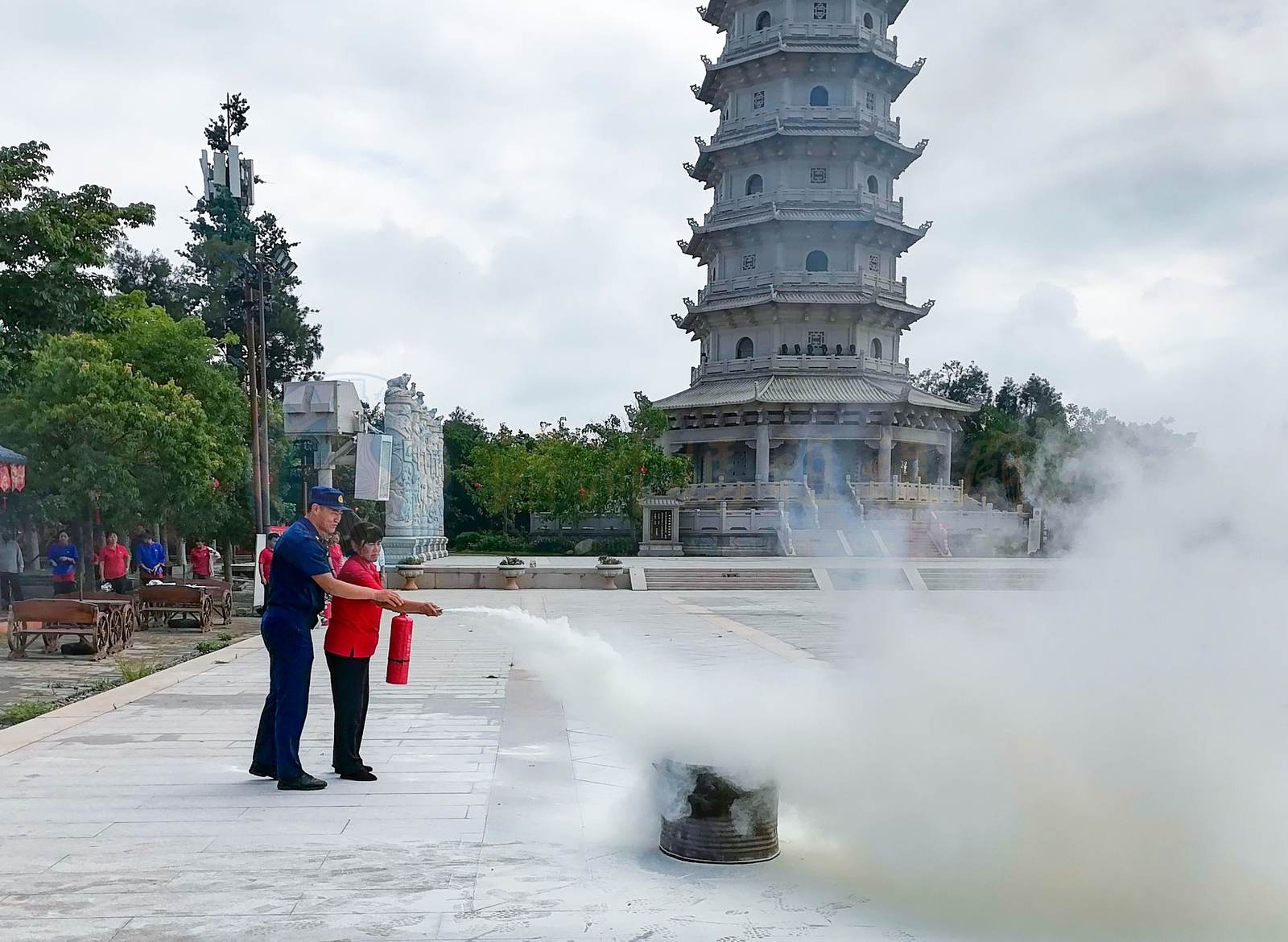 Ancestral Temple Scenic Area Carries Out Hands-On Firefighting Equipment Training - image 8
