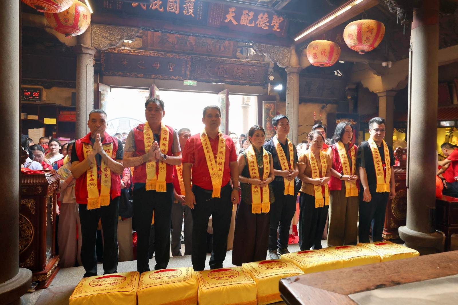 Mazu Returns Home | Mazu cultural groups from Fujian and other places visit the Meizhou Mazu Ancestral Temple to pay respects and offer incense - image 1
