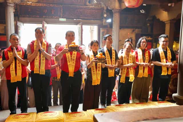 Mazu Returns Home | Mazu cultural groups from Fujian and other places visit the Meizhou Mazu Ancestral Temple to pay respects and offer incense